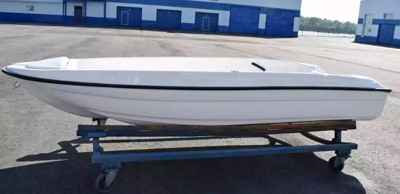 Стеклопластиковая лодка Пингвин (тримаран) 