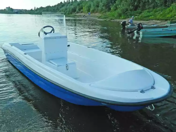 Стеклопластиковая лодка Пингвин с консолью (тримаран) 