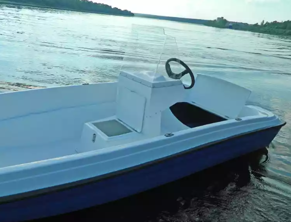 Стеклопластиковая лодка Пингвин с консолью (тримаран) 