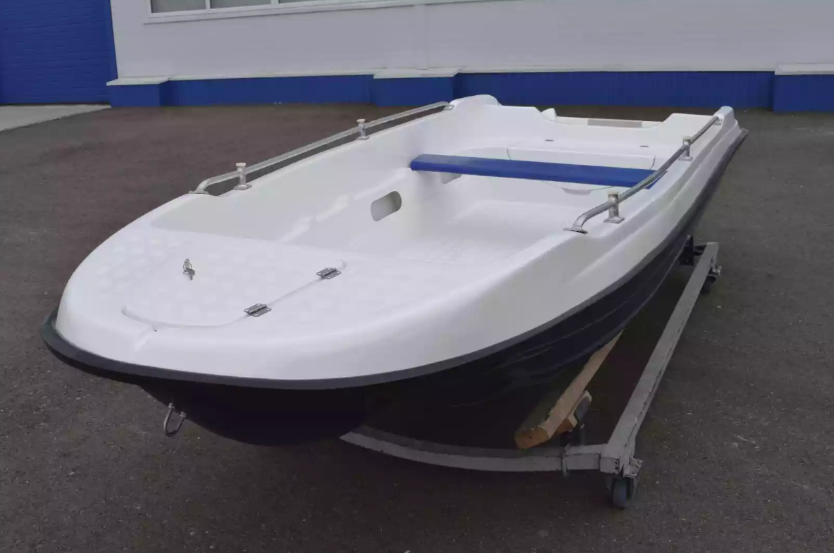 Стеклопластиковая лодка Пингвин New (тримаран) 
