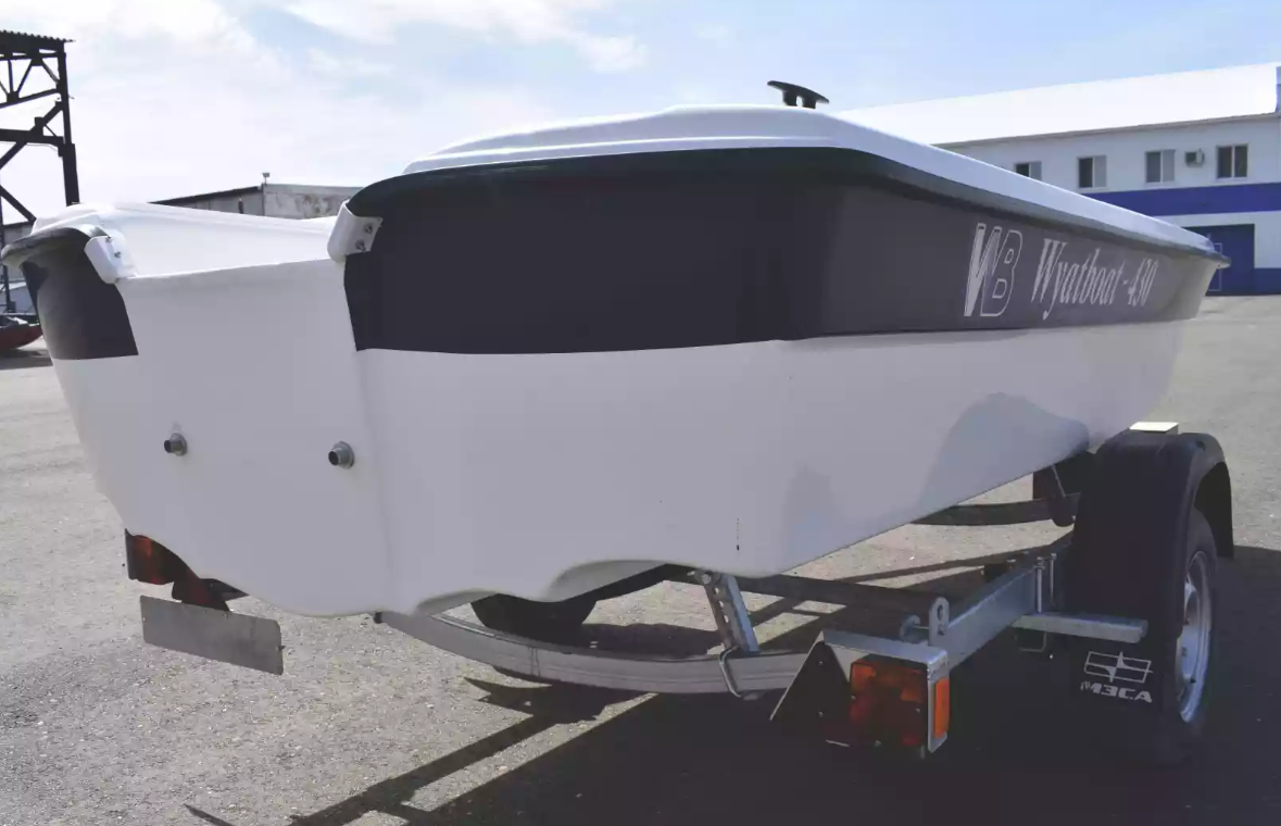 Стеклопластиковая лодка Wyatboat 430 тримаран 