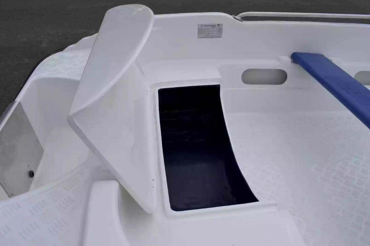 Стеклопластиковая лодка Пингвин New (тримаран) 