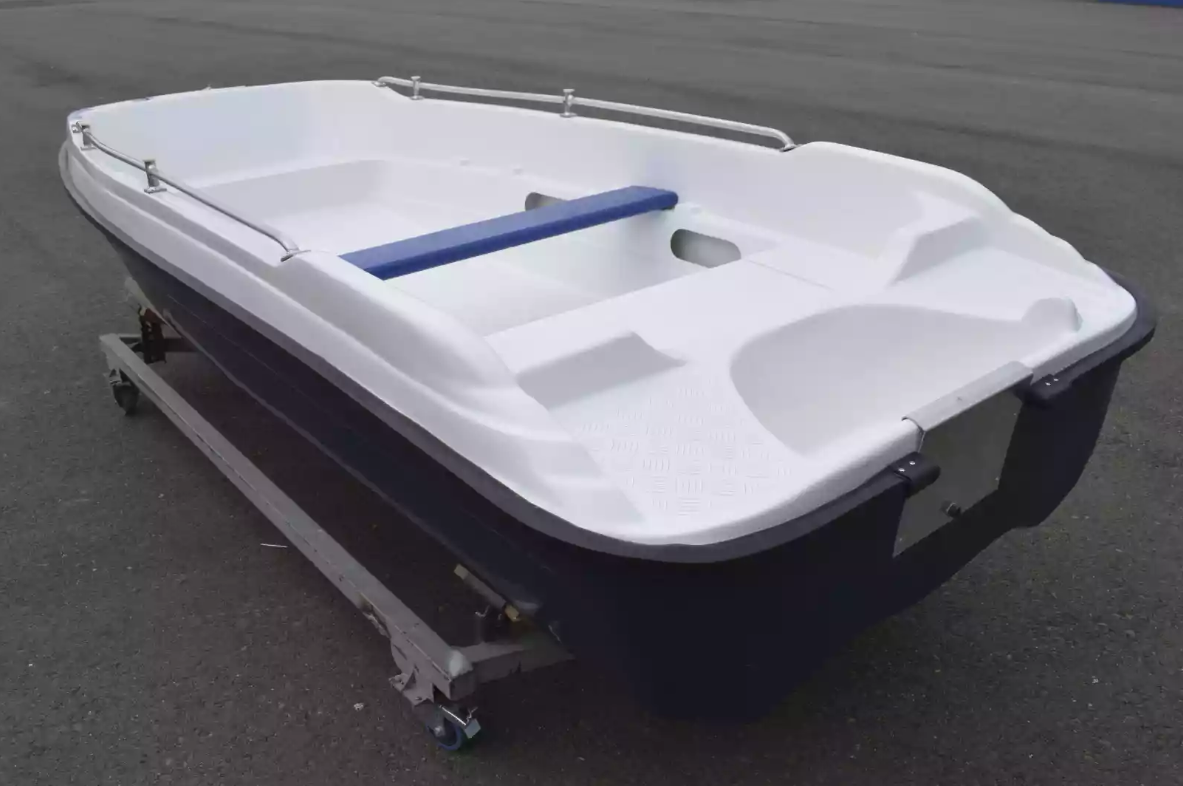 Стеклопластиковая лодка Пингвин New (тримаран) 
