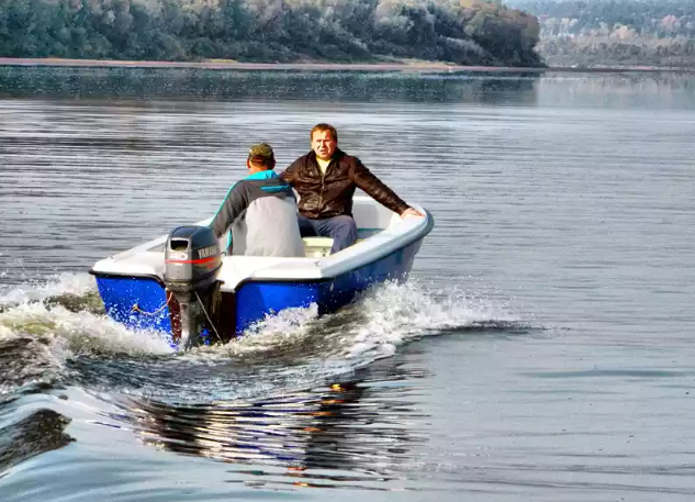 Стеклопластиковая лодка Wyatboat 430 тримаран 