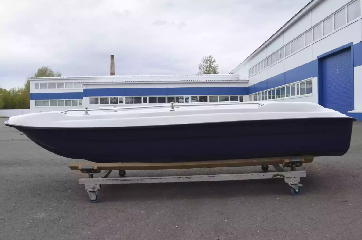 Стеклопластиковая лодка Пингвин New (тримаран) 