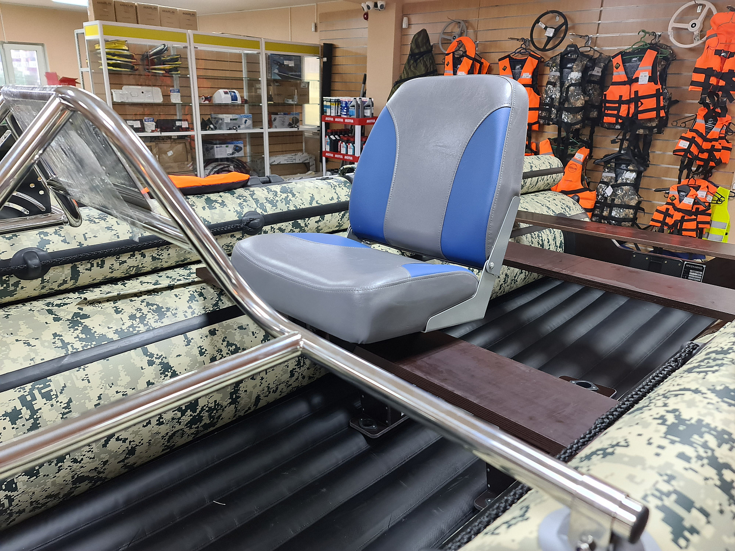 КРЕСЛО МЯГКОЕ РАСКЛАДНОЕ С ПОВОРОТНЫМ МЕХАНИЗМОМ ДЛЯ ЛОДОК 