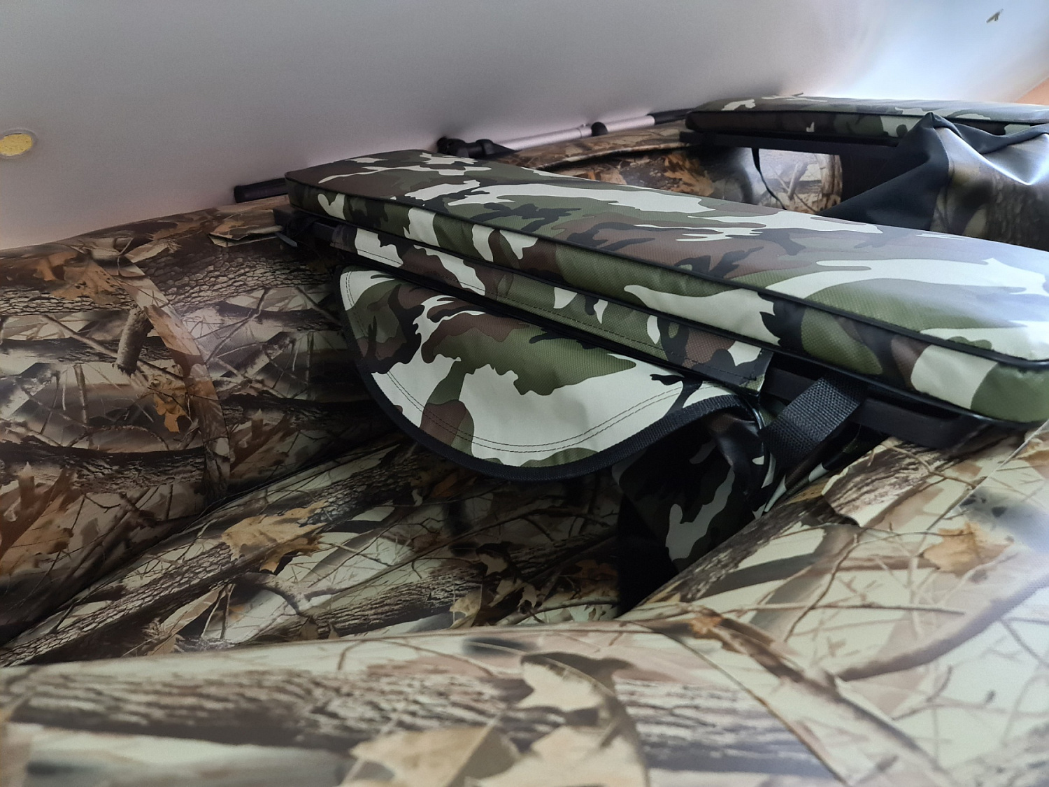 КОМПЛЕКТ МЯГКИХ НАКЛАДОК С СУМКОЙ ДЛЯ ЛОДОК 105Х20 КАМУФЛЯЖ 